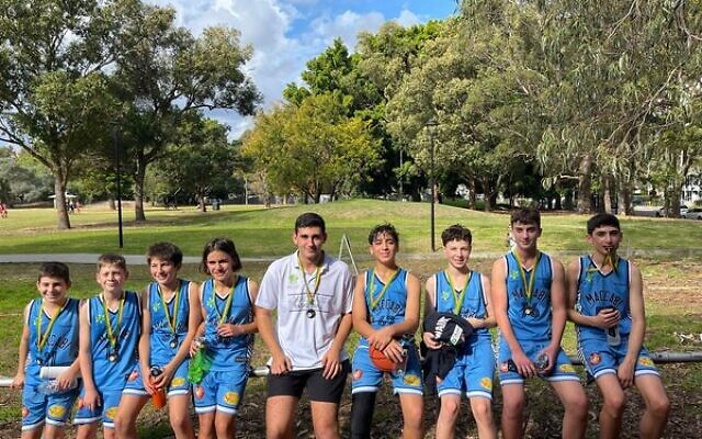 U14 boys' division 3 champions the Maccabi Knights. U14 boys' division 3 champions the Maccabi Knights.