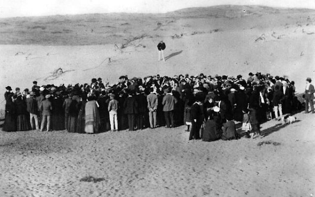 The early Zionist pioneers arrived to "a patch of dirt". Here, Jews attend the first auction for lots in Tel Aviv, 1909.
Photo: Public Domain The early Zionist pioneers arrived to "a patch of dirt". Here, Jews attend the first auction for lots in Tel Aviv, 1909.
Photo: Public Domain