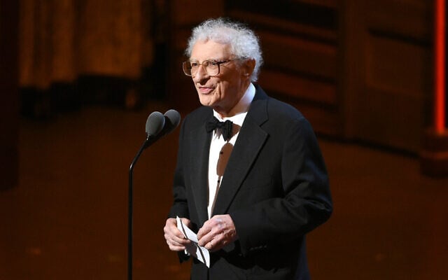 Sheldon Harnick accepts the special Tony Award for lifetime achievement in the Theatre at the Tony Awards at the Beacon Theatre on June 12, 2016, in New York Photo: Evan Agostini/Invision/AP, File Sheldon Harnick accepts the special Tony Award for lifetime achievement in the Theatre at the Tony Awards at the Beacon Theatre on June 12, 2016, in New York Photo: Evan Agostini/Invision/AP, File