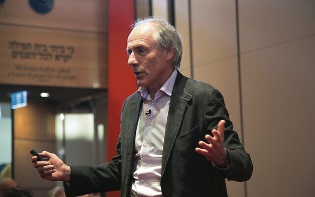 Alan Finkel gives a talk at Sydney's Emanuel Synagogue. Alan Finkel gives a talk at Sydney's Emanuel Synagogue.