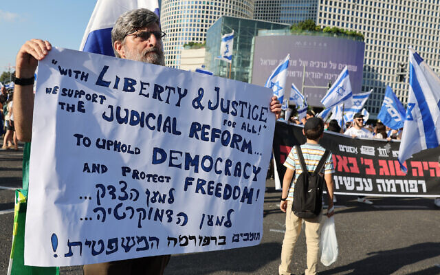 Right-wing demonstrators backing the government and its judicial overhaul plans rally in Tel Aviv on July 23, 2023. Photo: JACK GUEZ / AFP) Right-wing demonstrators backing the government and its judicial overhaul plans rally in Tel Aviv on July 23, 2023. Photo: JACK GUEZ / AFP)