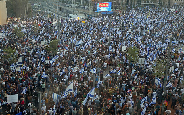 Right-wing demonstrators backing the Israeli government and its reform plans rally in Tel Aviv, the epicenter of 29 straight weeks of anti-government protests, on July 23, 2023. Photo: JACK GUEZ / AFP Right-wing demonstrators backing the Israeli government and its reform plans rally in Tel Aviv, the epicenter of 29 straight weeks of anti-government protests, on July 23, 2023. Photo: JACK GUEZ / AFP