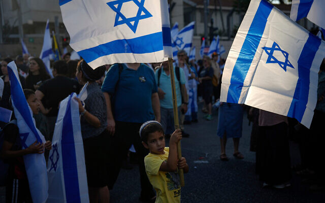 Right-wing Israelis rally in support of Prime Minister Benjamin Netanyahu's government plans to overhaul the judicial system, in Tel Aviv, Israel, Sunday, July 23, 2023. Photo: AP Photo/Ariel Schalit Right-wing Israelis rally in support of Prime Minister Benjamin Netanyahu's government plans to overhaul the judicial system, in Tel Aviv, Israel, Sunday, July 23, 2023. Photo: AP Photo/Ariel Schalit