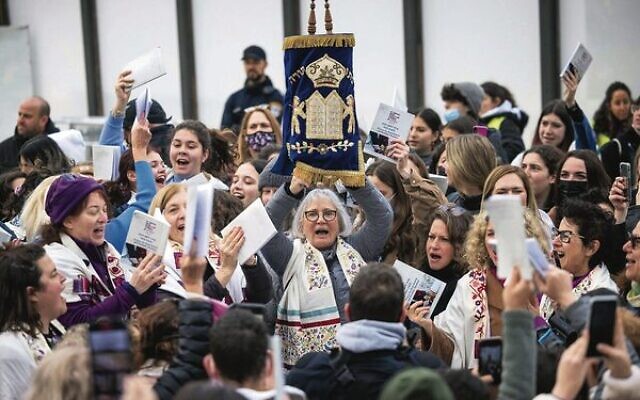 Members of the Women of the Wall, Conservative and Reform Movements hold Rosh Chodesh prayers at the Western Wall. Photo: Yonatan Sindel/Flash90 Members of the Women of the Wall, Conservative and Reform Movements hold Rosh Chodesh prayers at the Western Wall. Photo: Yonatan Sindel/Flash90