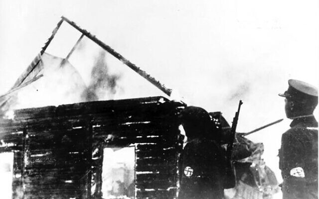 Lithuanian security police members burning a Lithuanian synagogue in 1941.
Photo: Wikipedia Lithuanian security police members burning a Lithuanian synagogue in 1941.
Photo: Wikipedia
