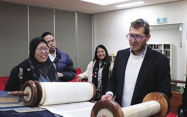 Rabbi Gabi Kaltmann with program participants. Rabbi Gabi Kaltmann with program participants.