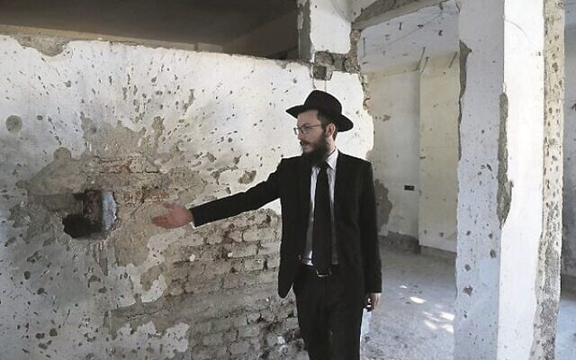 Nariman Chabad House director Rabbi Israel Kozlovsky shows shrapnel marks from the 2008 terror attacks on the eve of their 10th anniversary in 2018.
Photo: Punit Paranjpe / AFP Nariman Chabad House director Rabbi Israel Kozlovsky shows shrapnel marks from the 2008 terror attacks on the eve of their 10th anniversary in 2018.
Photo: Punit Paranjpe / AFP