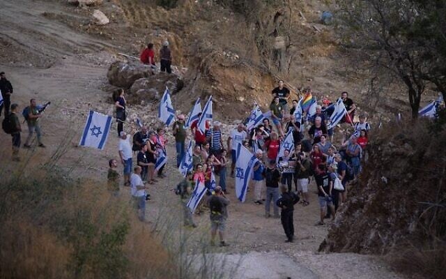 Israelis protest against the visit of Prime Minister Benjamin Netanyahu and his wife Sara in the Golan Heights.
Photo: Ayal Margolin/Flash90 Israelis protest against the visit of Prime Minister Benjamin Netanyahu and his wife Sara in the Golan Heights.
Photo: Ayal Margolin/Flash90