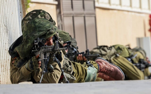 Illustrative: Israeli soldiers in the southern city of Sderot on October 8, 2023. Photo: Yossi Zamir/Flash90 Illustrative: Israeli soldiers in the southern city of Sderot on October 8, 2023. Photo: Yossi Zamir/Flash90