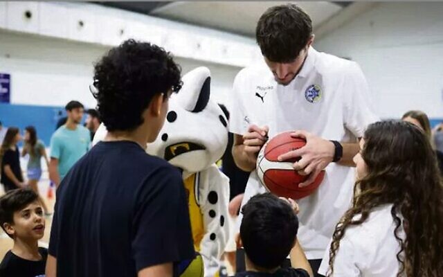 Basketballer Roman Sorkin with displaced Israeli children currently living at Kfar Maccabiah in Tel Aviv. Photo: Radad Jabara Basketballer Roman Sorkin with displaced Israeli children currently living at Kfar Maccabiah in Tel Aviv. Photo: Radad Jabara