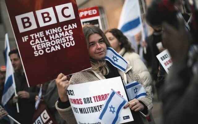 Protesters holding placards and Israeli flags join a gathering outside the headquarters of the BBC in London on October 16. Photo: Daniel Leal / AFP Protesters holding placards and Israeli flags join a gathering outside the headquarters of the BBC in London on October 16. Photo: Daniel Leal / AFP