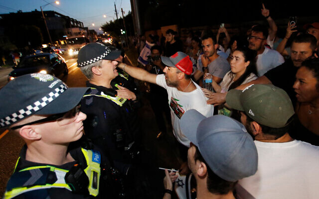 Police keep the peace as tensions between pro-Palestinians and pro-Israel groups spills over into violence at Princes Park, Caulfield South. Photo: Peter Haskin Police keep the peace as tensions between pro-Palestinians and pro-Israel groups spills over into violence at Princes Park, Caulfield South. Photo: Peter Haskin