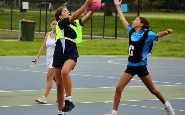 Victoria yellow's Bowie Isaacs (left) and NSW black's Mia Berkovic in the 'Carni' netball competition. Photo: Shane Desiatnik Victoria yellow's Bowie Isaacs (left) and NSW black's Mia Berkovic in the 'Carni' netball competition. Photo: Shane Desiatnik