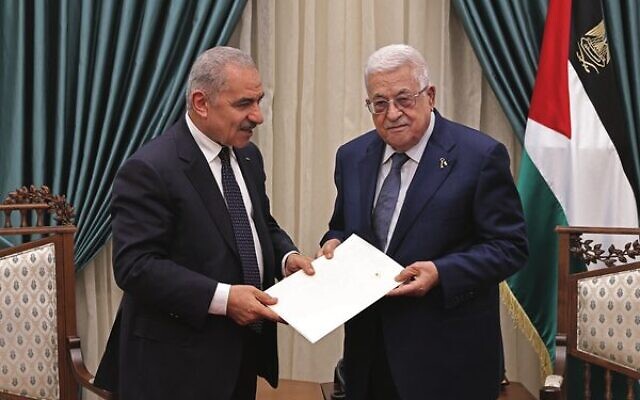 Outgoing PA Prime Minister Mohammad Shtayyeh (left) presents the resignation of his government to President Mahmoud Abbas in Ramallah on February 26, 2024.
Photo: Thaer GHANEM / PPO / AFP Outgoing PA Prime Minister Mohammad Shtayyeh (left) presents the resignation of his government to President Mahmoud Abbas in Ramallah on February 26, 2024.
Photo: Thaer GHANEM / PPO / AFP