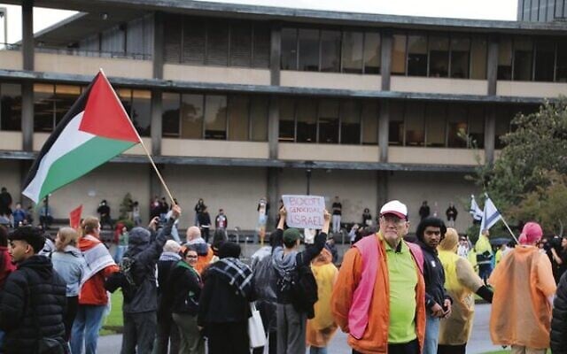 Pro-Palestinian protesters at the University of Sydney. Photo: Gareth Narunsky Pro-Palestinian protesters at the University of Sydney. Photo: Gareth Narunsky