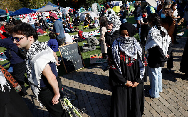 Students at Melbourne University wearing Keffiyehs. Photo: Peter Haskin Students at Melbourne University wearing Keffiyehs. Photo: Peter Haskin