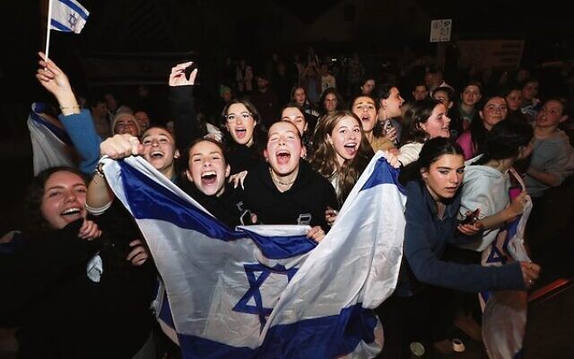 There was dancing and singing in the streets as hundreds of people gathered along Hawthorn Rd outside of Beth Weizmann on Saturday night to celebrate the rescue of four hostages from Gaza. Photo: Peter Haskin There was dancing and singing in the streets as hundreds of people gathered along Hawthorn Rd outside of Beth Weizmann on Saturday night to celebrate the rescue of four hostages from Gaza. Photo: Peter Haskin