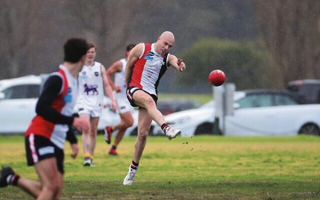 AJAX men's Sunday thirds captain Zev Aron kicks forward in his team's win over Collegians on July 14 at Gary Smorgon Oval. Photo: Peter Haskin AJAX men's Sunday thirds captain Zev Aron kicks forward in his team's win over Collegians on July 14 at Gary Smorgon Oval. Photo: Peter Haskin