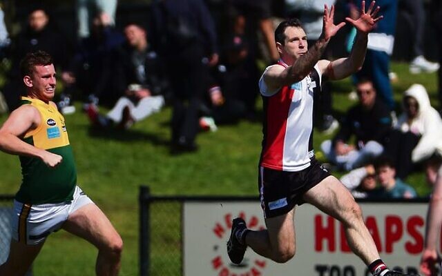 Daniel Cohen takes a mark for the Jackas. Photo: Peter Haskin Daniel Cohen takes a mark for the Jackas. Photo: Peter Haskin