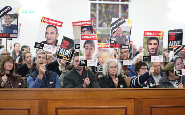 Memorial service at Caulfield shule for the 6 hostages that were found murdered in Gaza. Photo: Peter Haskin Memorial service at Caulfield shule for the 6 hostages that were found murdered in Gaza. Photo: Peter Haskin