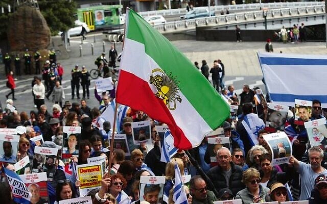 Sunday's rally at Immigration Bridge, Southbank, Melbourne. Pro-Shah Iranians turned up in support. Photo: Peter Haskin Sunday's rally at Immigration Bridge, Southbank, Melbourne. Pro-Shah Iranians turned up in support. Photo: Peter Haskin