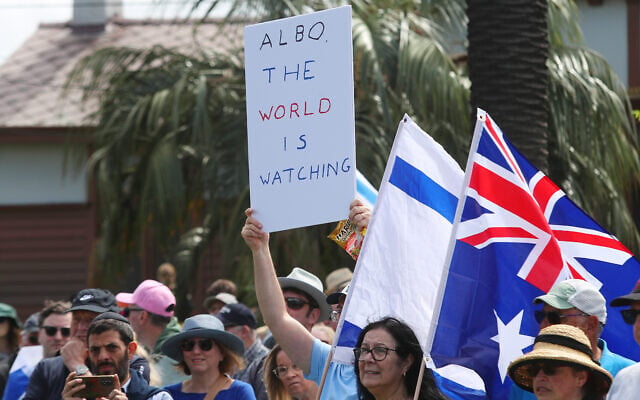 Around 1000 people gathered in Ripponlea across the road from the fire-bombed Adass synagogue in a show of solidarity. Photo: Peter Haskin Around 1000 people gathered in Ripponlea across the road from the fire-bombed Adass synagogue in a show of solidarity. Photo: Peter Haskin