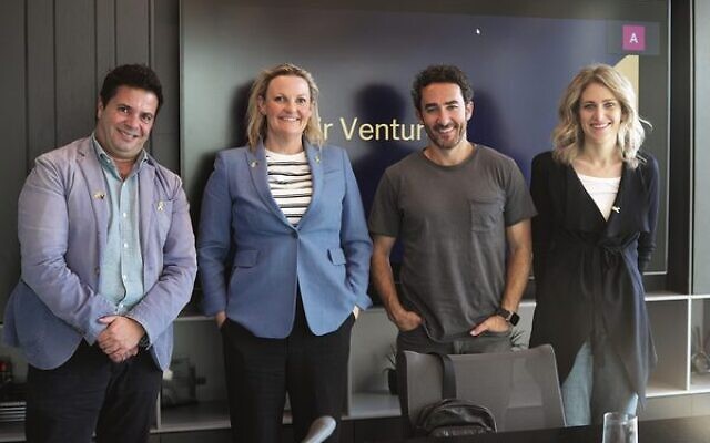 Ro Knox (2nd from left) meeting with Israelis from innovative firms. Ro Knox (2nd from left) meeting with Israelis from innovative firms.