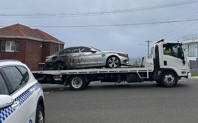 A burnt out car with antisemitic graffiti is towed away in Dover Heights, Sydney, Friday, January 17, 2025. Photo: AAP Image/Neve Brissendeni A burnt out car with antisemitic graffiti is towed away in Dover Heights, Sydney, Friday, January 17, 2025. Photo: AAP Image/Neve Brissendeni