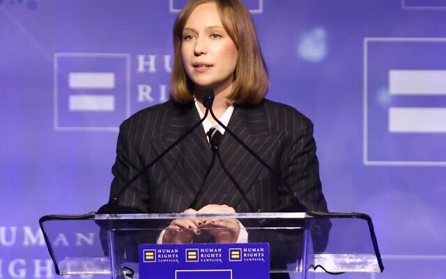 Hannah Einbinder receives the HRC Visibility Award at the 2025 HRC Los Angeles Dinner. Photo: X Hannah Einbinder receives the HRC Visibility Award at the 2025 HRC Los Angeles Dinner. Photo: X