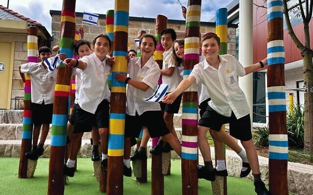 Emanuel School students showing their Israeli pride. Emanuel School students showing their Israeli pride.