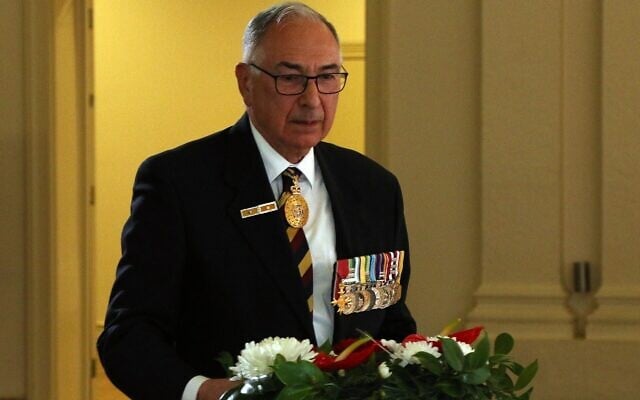 Major General Jeffrey Rosenfeld, speaking at the VAJEX Anzac service on Sunday. Photo: Pinchos Cylich. Major General Jeffrey Rosenfeld, speaking at the VAJEX Anzac service on Sunday. Photo: Pinchos Cylich.