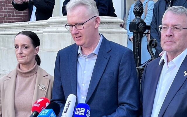L to R: Melbourne MP Sarah Witty, Home Affairs Minister Tony Burke, former Attorney General Mark Dreyfus, speaking outside the East Melbourne Synagogue. L to R: Melbourne MP Sarah Witty, Home Affairs Minister Tony Burke, former Attorney General Mark Dreyfus, speaking outside the East Melbourne Synagogue.