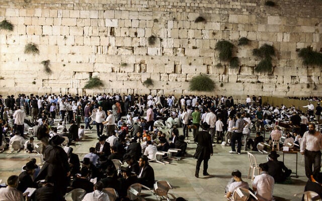 Reciting Kinnot on Tisha b’Av at the Kotel Photo: Times of Israel Reciting Kinnot on Tisha b’Av at the Kotel Photo: Times of Israel