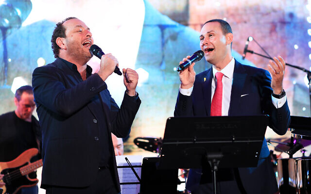 Azi Schwartz and Brett Kaye performing at St Kilda Shule on Thursday night. Photo: Peter Haskin. Azi Schwartz and Brett Kaye performing at St Kilda Shule on Thursday night. Photo: Peter Haskin.