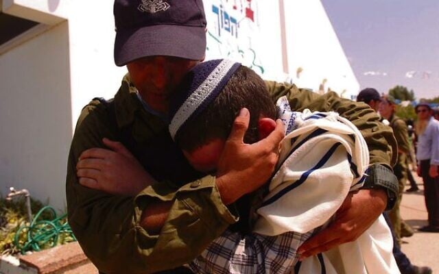 A soldier comforts a young resident of Morag while evacuating the Israeli settlement in Gaza, August 2005. Photo: Wikipedia.org A soldier comforts a young resident of Morag while evacuating the Israeli settlement in Gaza, August 2005. Photo: Wikipedia.org
