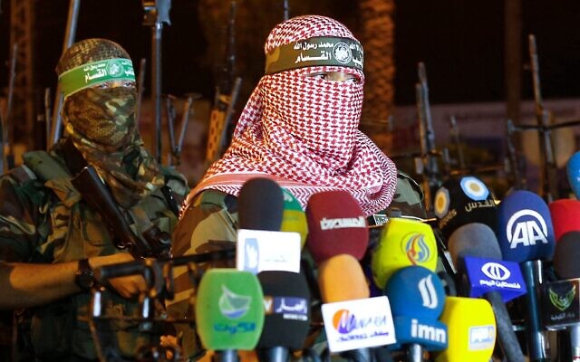 Abu Obeida (R), spokesman for the armed wing of Hamas, the Izz-ad-Din al-Qassam Brigades, delivers a statement in Gaza City late on July 8, 2015. (Mohammed ABED / AFP) Abu Obeida (R), spokesman for the armed wing of Hamas, the Izz-ad-Din al-Qassam Brigades, delivers a statement in Gaza City late on July 8, 2015. (Mohammed ABED / AFP)