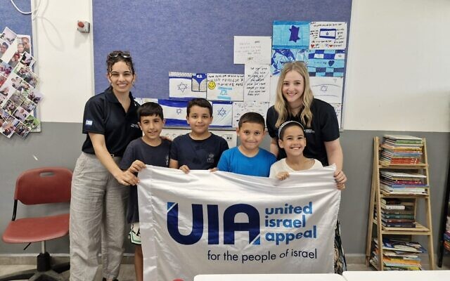 Justine Pearl with Ofri from Keren Hayasod and the children from Youth Futures in Sderot. Justine Pearl with Ofri from Keren Hayasod and the children from Youth Futures in Sderot.