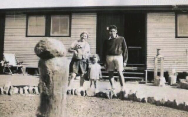 Karl, Slawa and Eva Duldig, Tatura Internment Camp 3D, 1941.
Photo: Sister Burns © Duldig Studio Karl, Slawa and Eva Duldig, Tatura Internment Camp 3D, 1941.
Photo: Sister Burns © Duldig Studio