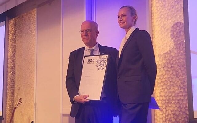 Prof Ariel Porat presents the TAU President's Award to Sarah Murdoch. Prof Ariel Porat presents the TAU President's Award to Sarah Murdoch.