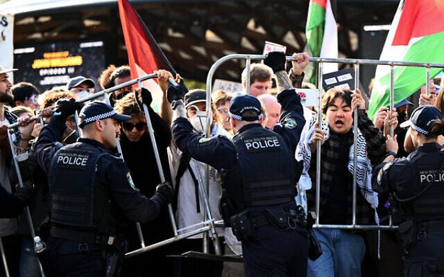 Protesters clash with Police at the defence expo at the ICC Sydney, on Tuesday, November 4, 2025. Photo: AAP Image/Bianca De Marchi Protesters clash with Police at the defence expo at the ICC Sydney, on Tuesday, November 4, 2025. Photo: AAP Image/Bianca De Marchi