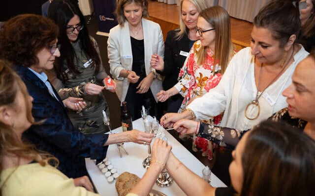 Members of the Melbourne Chapter of the Entrepeneurs Organisation see the shabbat candles lit. Photo: Dean Cherny. Members of the Melbourne Chapter of the Entrepeneurs Organisation see the shabbat candles lit. Photo: Dean Cherny.