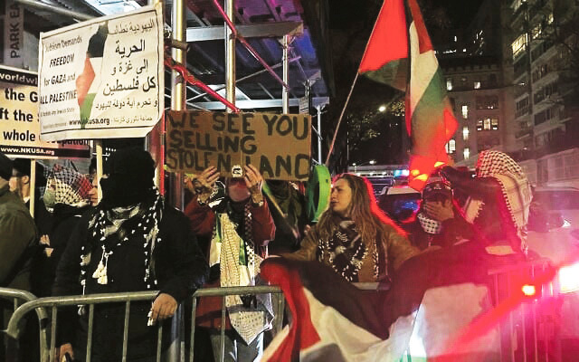 Protesters at the Park East Synagogue. Photo: Luke Tress/Times of Israel Protesters at the Park East Synagogue. Photo: Luke Tress/Times of Israel