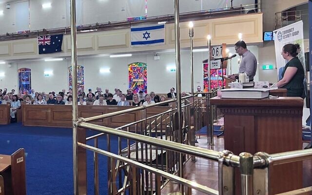 CSG Victoria CEO Justin Kagan and JCCV CEO Naomi Levin adress a community briefing on security at Caulfield Shule on Thursday night. Photo: Bruce Hill. CSG Victoria CEO Justin Kagan and JCCV CEO Naomi Levin adress a community briefing on security at Caulfield Shule on Thursday night. Photo: Bruce Hill.