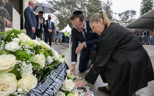 Isaac and Michal Herzog laying a wreath at Bondi Pavilion. Photo: GPO Isaac and Michal Herzog laying a wreath at Bondi Pavilion. Photo: GPO
