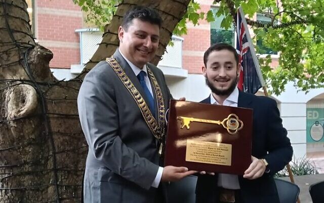 Waverley Mayor Will Nemesh (left) presenting Rabbi Leibel Lazaroff with an honorary Key to the City on February 3. Photo: Shane Desiatnik Waverley Mayor Will Nemesh (left) presenting Rabbi Leibel Lazaroff with an honorary Key to the City on February 3. Photo: Shane Desiatnik
