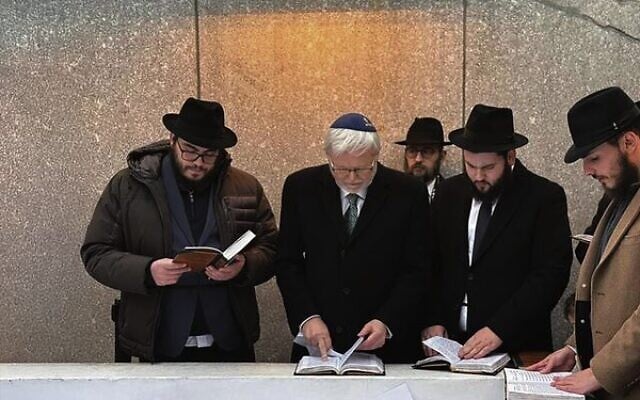 Rabbi Levi Berger, Ambassador Kevin Rudd, Yanky Super and Rabbi Mendy Berger pray by the resting place of the Rebbe. Photo: Chabad.org Rabbi Levi Berger, Ambassador Kevin Rudd, Yanky Super and Rabbi Mendy Berger pray by the resting place of the Rebbe. Photo: Chabad.org