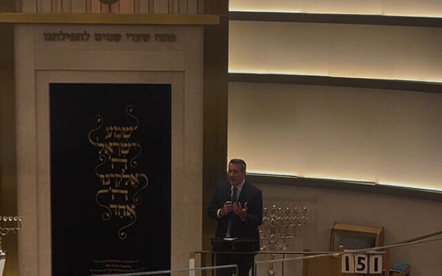 Steve Kamper speaking at Chabad of Bondi. Steve Kamper speaking at Chabad of Bondi.