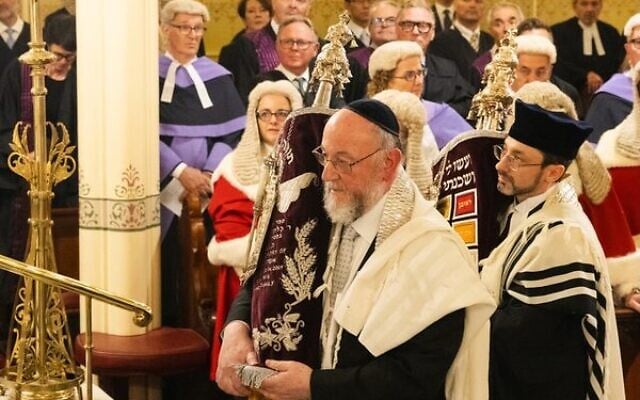 Rabbis Ephraim Mirvis and Benjamin Elton carry Torah scrolls as members of the judiciary look on. Photo: Giselle Haber Rabbis Ephraim Mirvis and Benjamin Elton carry Torah scrolls as members of the judiciary look on. Photo: Giselle Haber