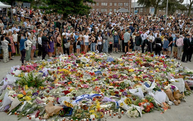 Mourners gather by floral tributes at the Bondi Pavilion in memory of the victims of a terror attack targeting the Jewish community at Bondi Beach in Sydney on December 15, 2025. (Saeed KHAN / AFP) Mourners gather by floral tributes at the Bondi Pavilion in memory of the victims of a terror attack targeting the Jewish community at Bondi Beach in Sydney on December 15, 2025. (Saeed KHAN / AFP)