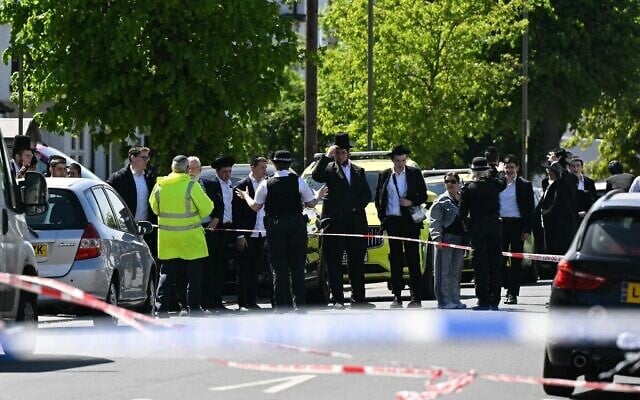 Local residents look on from outside a cordoned off area following a stabbing attack in the Golders Green neighbourhood of north London on April 29, 2026. Photo: Justin Tallis / AFP Local residents look on from outside a cordoned off area following a stabbing attack in the Golders Green neighbourhood of north London on April 29, 2026. Photo: Justin Tallis / AFP